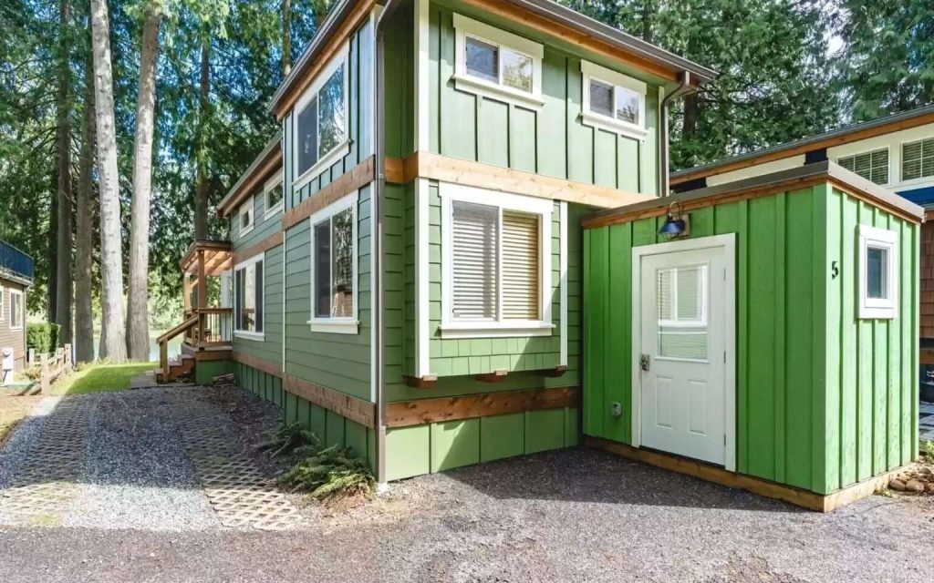 Curated visual reference: Picture Idea: Green Tiny House By The Lake