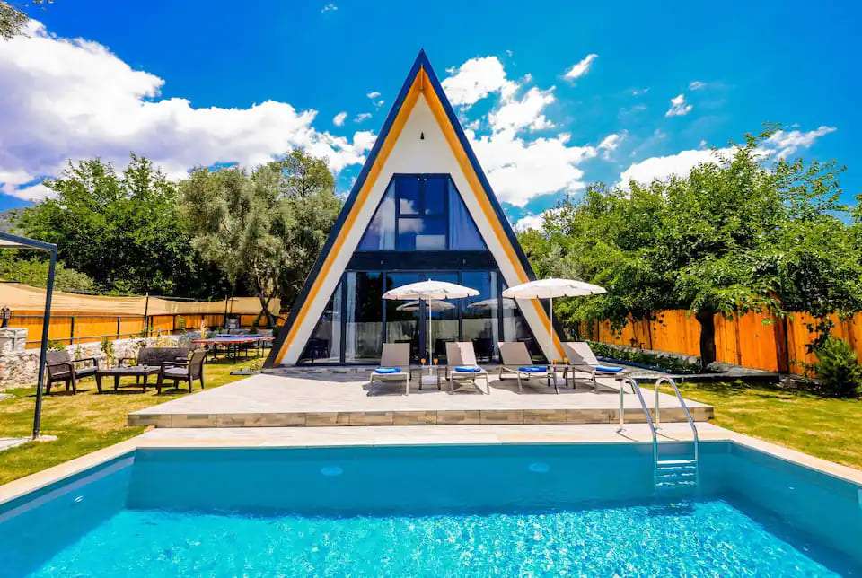 Beautiful Tiny House with Authentic Frames